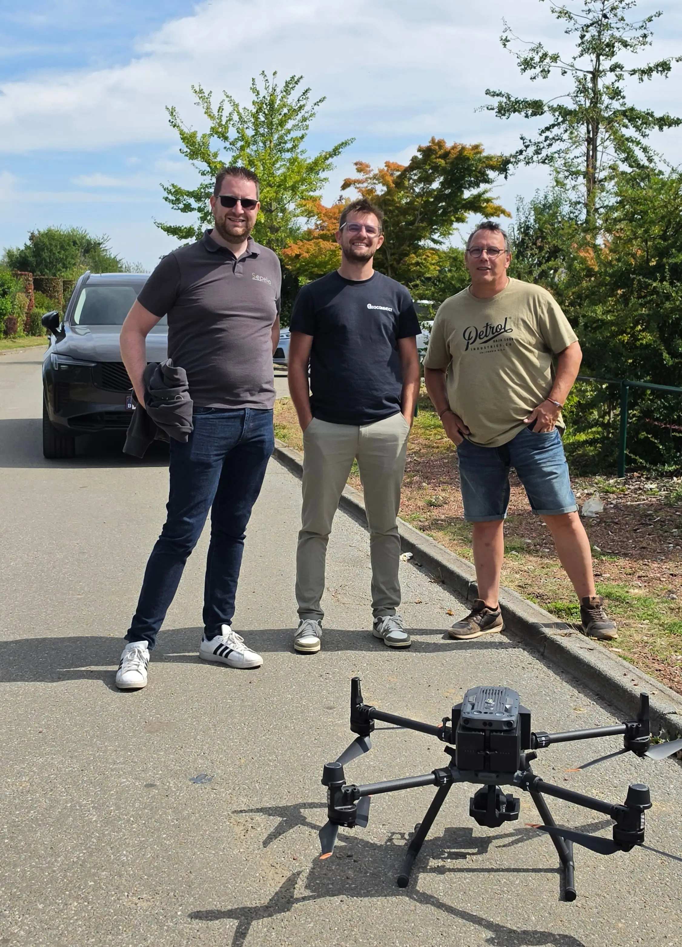 L’équipe de GeoConnect et son drone avant un vol de relevé