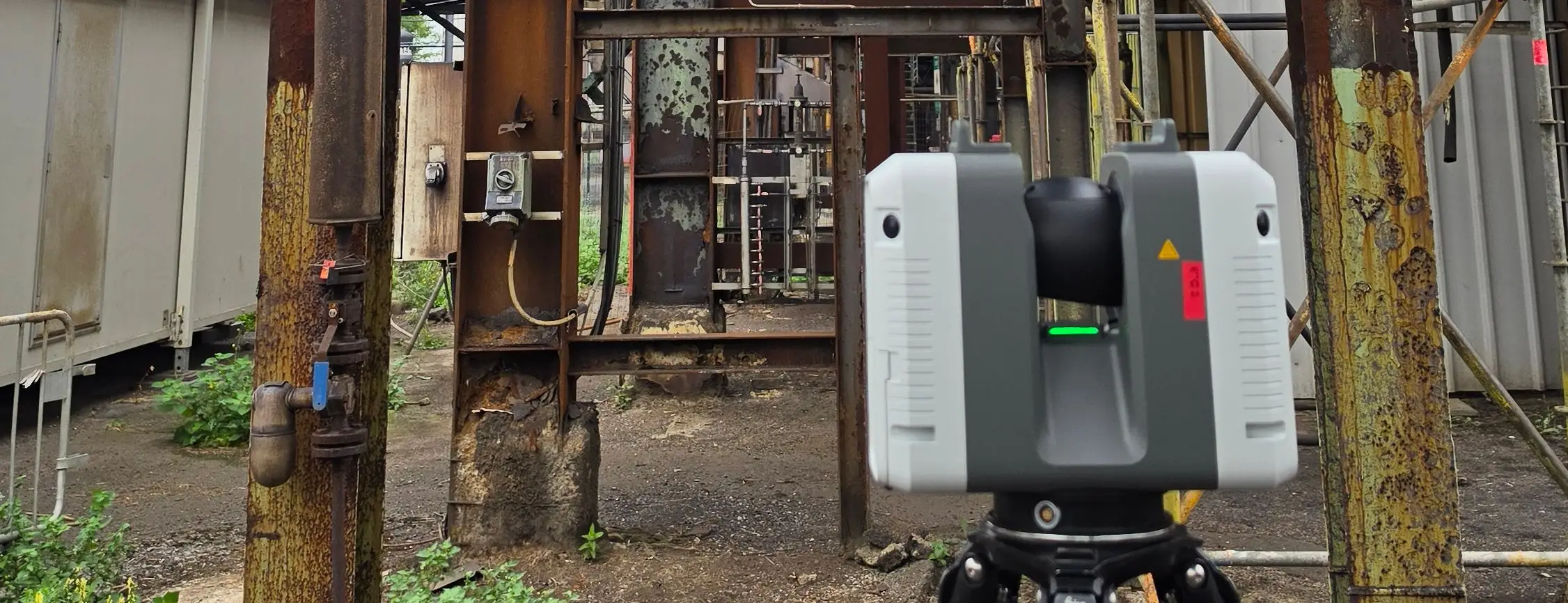 Scanner laser en station sous une ossature métallique industrielle
